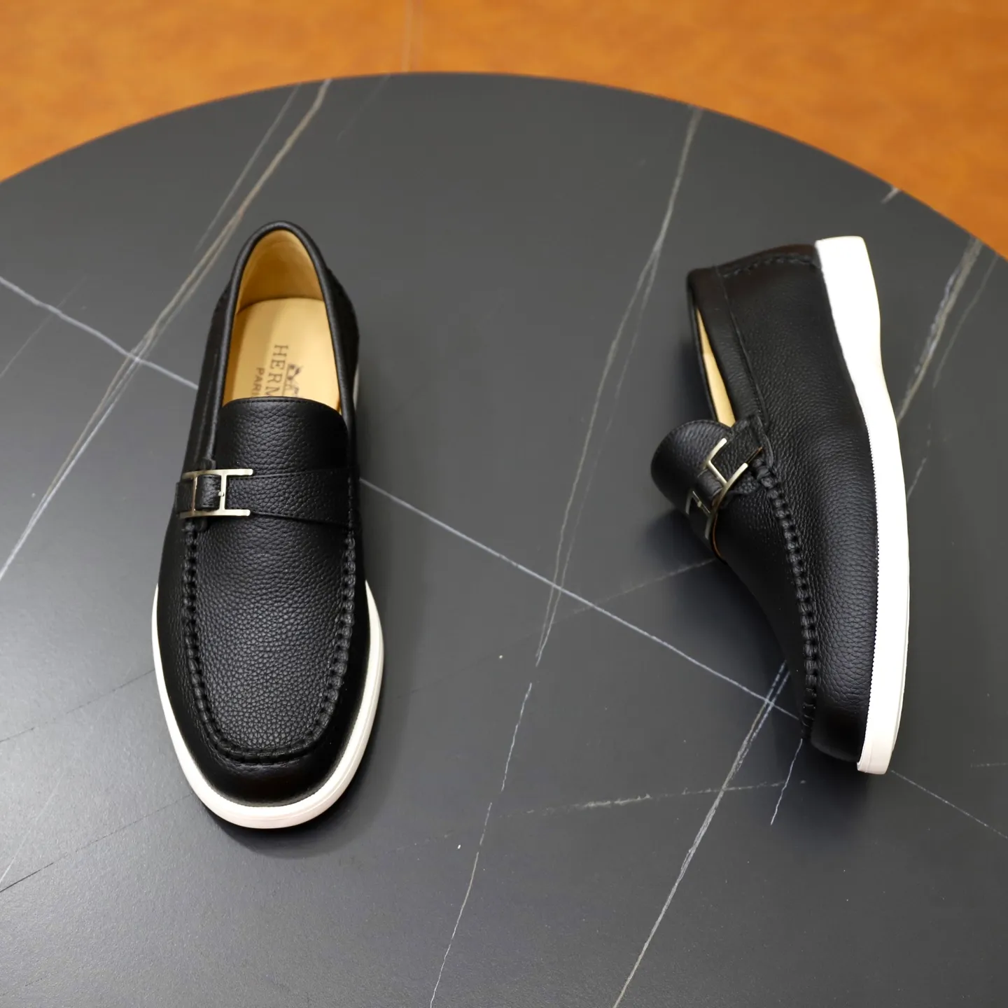 Ex-factory price: 560💰Hermès/Hermès slip-on men's shoes. This shoe is made of imported pebbled cowhide. It has simple and smooth lines and is combined with aerodynamically designed 3CM rubber foam ultra-light soles! Youthful and fashionable, classic H-shaped hardware buckle decoration, calf lining gently wraps the feet, with logo cowhide feet, casual and urban style, highlighting youthful vitality, sports and leisure version, super versatile, code number: 38-39-40-41-42-43-44 standard leather shoe size (45 can be customized but does not support returns)